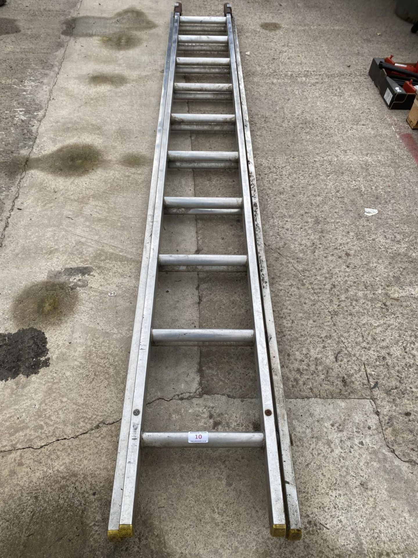 A LYTE EXTENDING LADDER 20 TREADS - NO VAT