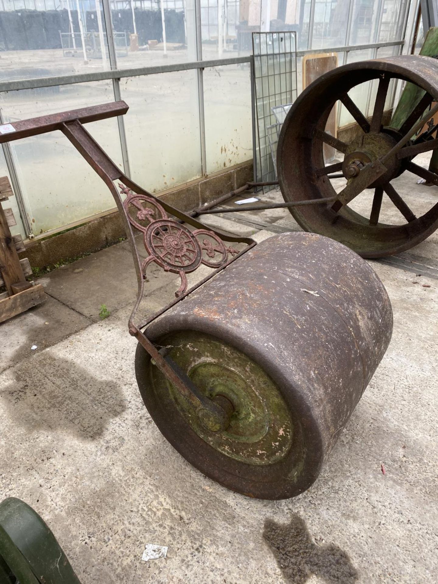 A VINTAGE GARDEN ROLLER BELIEVED BY LEECH, MANCHESTER NO VAT, PROCEEDS TO CHARITY - Image 3 of 4