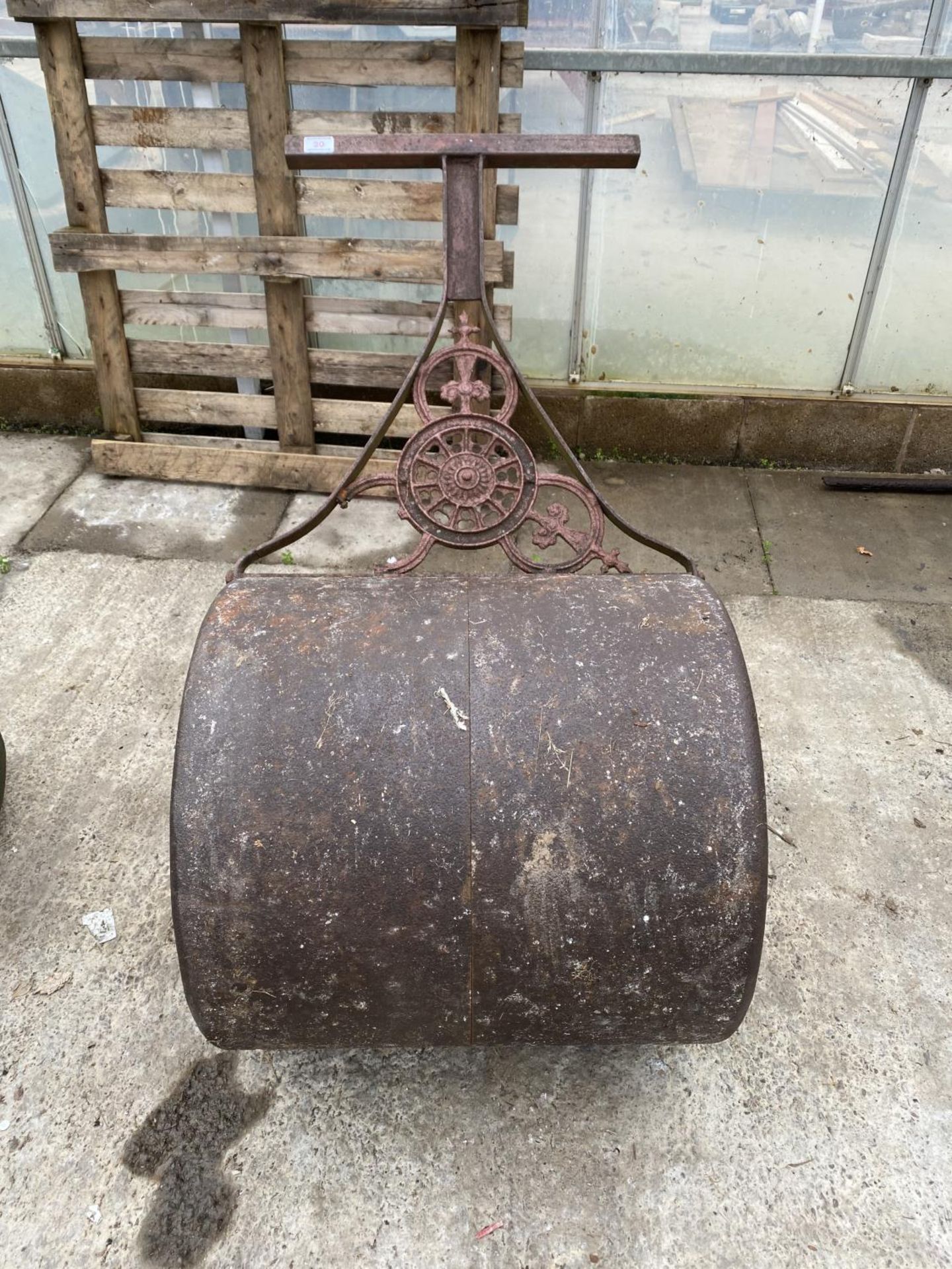 A VINTAGE GARDEN ROLLER BELIEVED BY LEECH, MANCHESTER NO VAT, PROCEEDS TO CHARITY