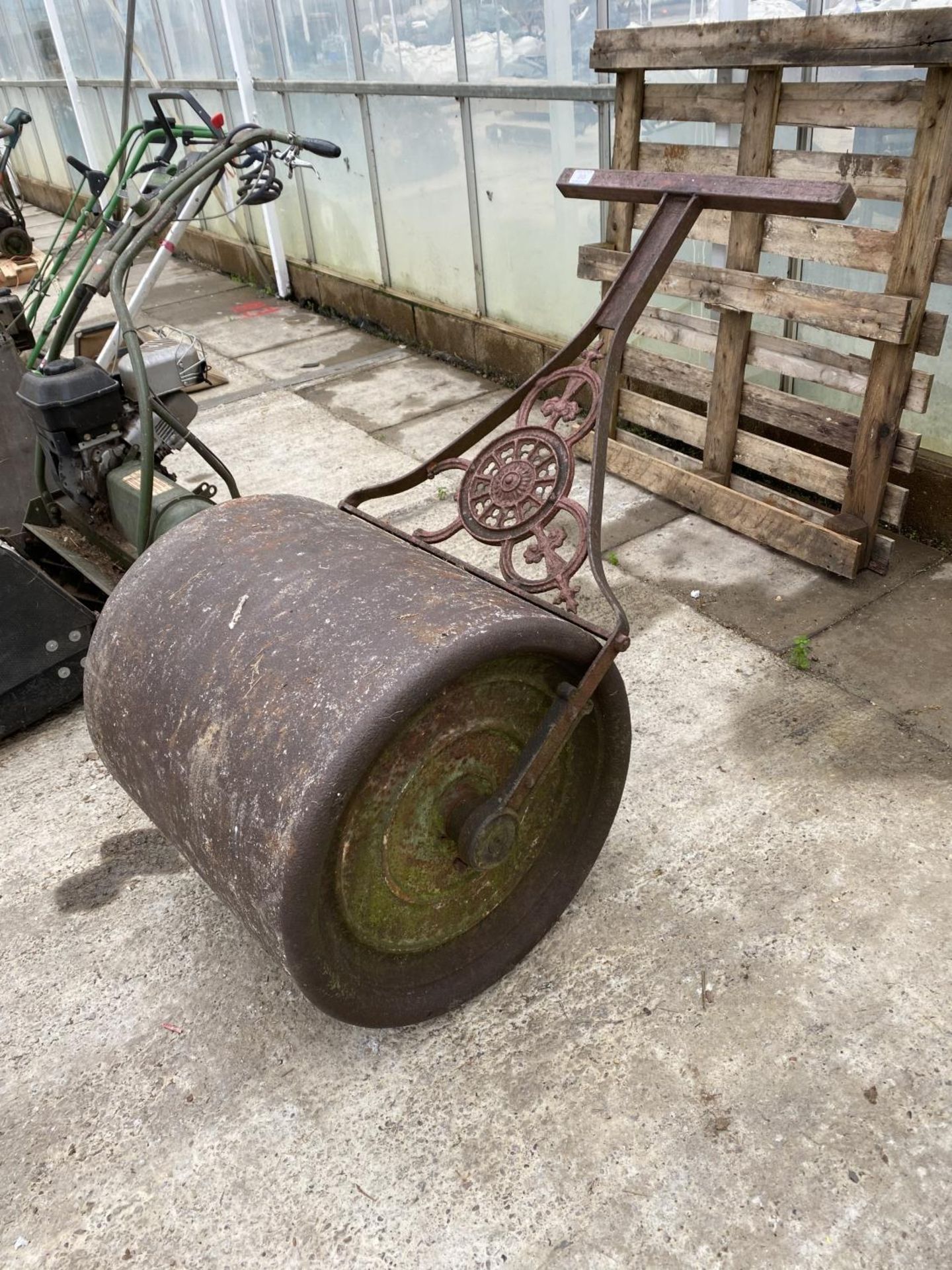 A VINTAGE GARDEN ROLLER BELIEVED BY LEECH, MANCHESTER NO VAT, PROCEEDS TO CHARITY - Image 2 of 4