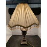 A BRASS EFFECT TABLE LAMP WITH BEADED SHADE (60 CMS HIGH )