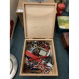 A WOODEN HINGED BOX AND ITS CONTENTS OF VARIOUS ITEMS TO INCLUDE WATCHES ETC