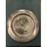 A VINTAGE MEXICAN PLUMA AZTECA SILVER PLATED ABSTRACT PLATE STAMPED 17.5CM