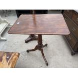 A VICTORIAN WALNUT TRIPOD TABLE, 25x19"