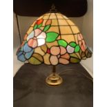 A BRASS TIFFANY STYLE TABLE LAMP