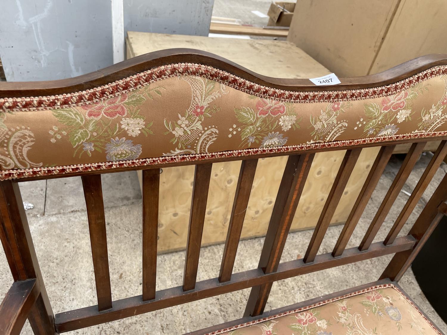 AN EDWARDIAN MAHOGANY AND INLAID PARLOUR SETTEE - Image 2 of 4