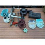 AN ASSORTMENT OF VINTAGE ITEMS TO INCLUDE A HARPER LIMPET GRINDER, AN ORMOND HAIR DRYER ETC