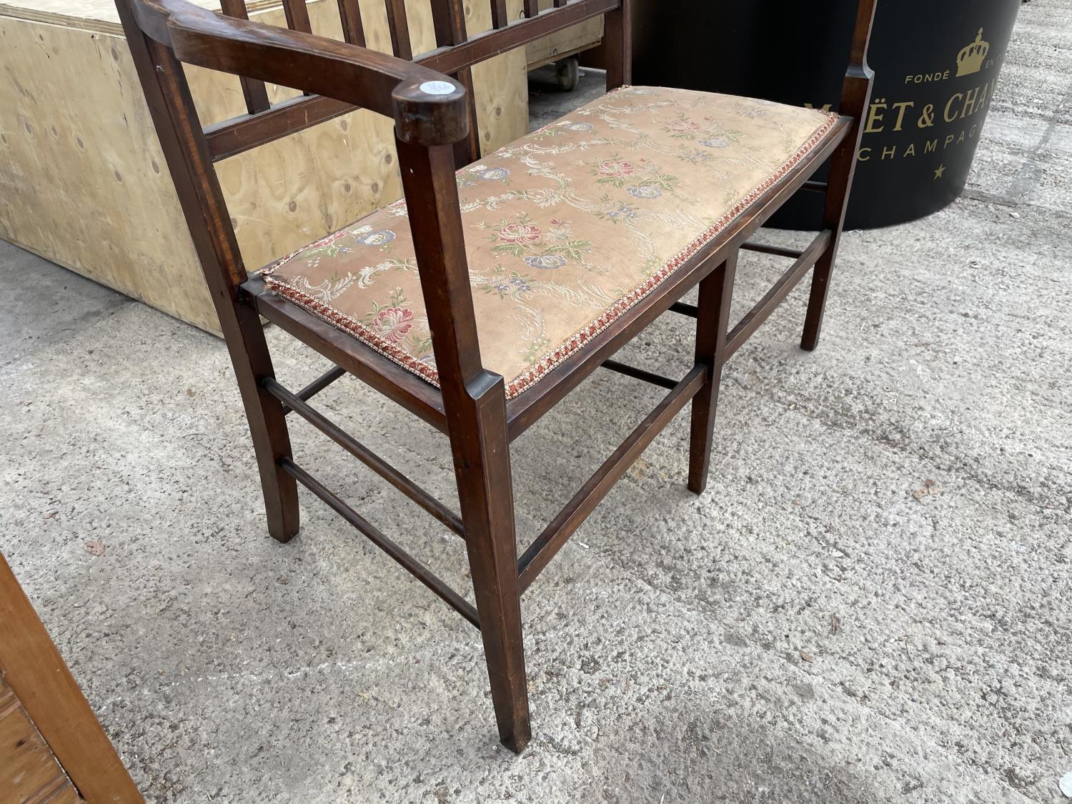 AN EDWARDIAN MAHOGANY AND INLAID PARLOUR SETTEE - Image 4 of 4