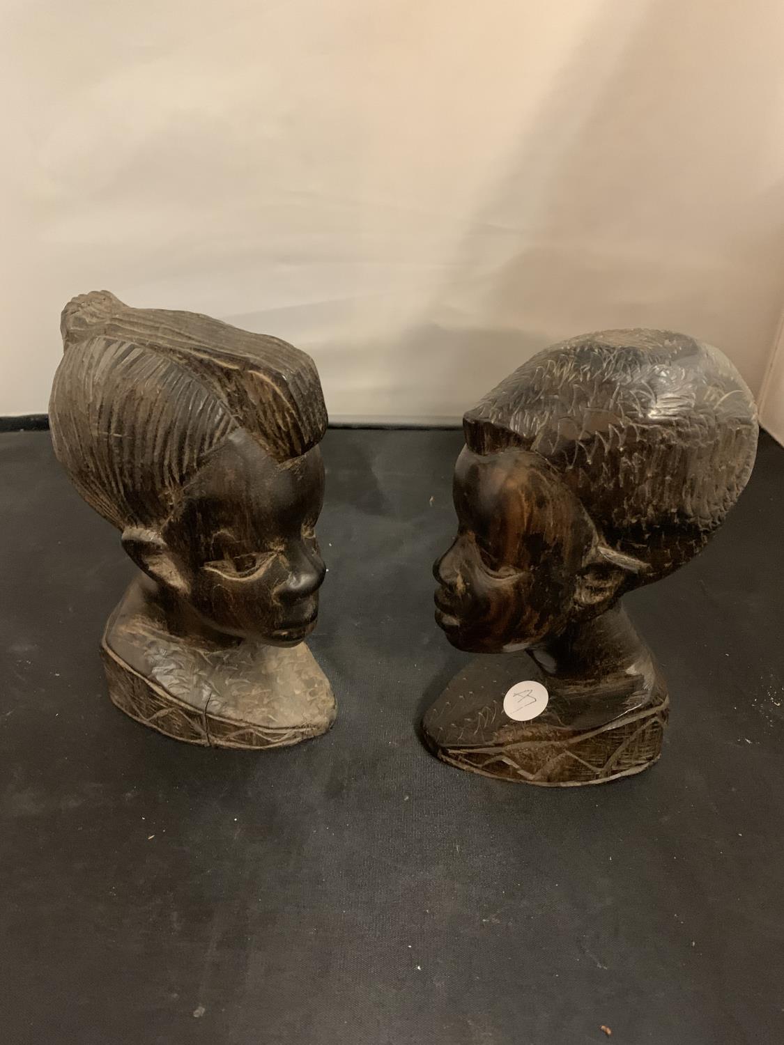 A PAIR OF WOODEN DECORATIVE CARVED TRIBAL HEAD BUSTS (H:18.5CM)