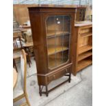 AN EDWARDIAN MAHOGANY GLAZED AND LEADED CORNER CABINET ON OPEN BASE WITH SINGLE DRAWER