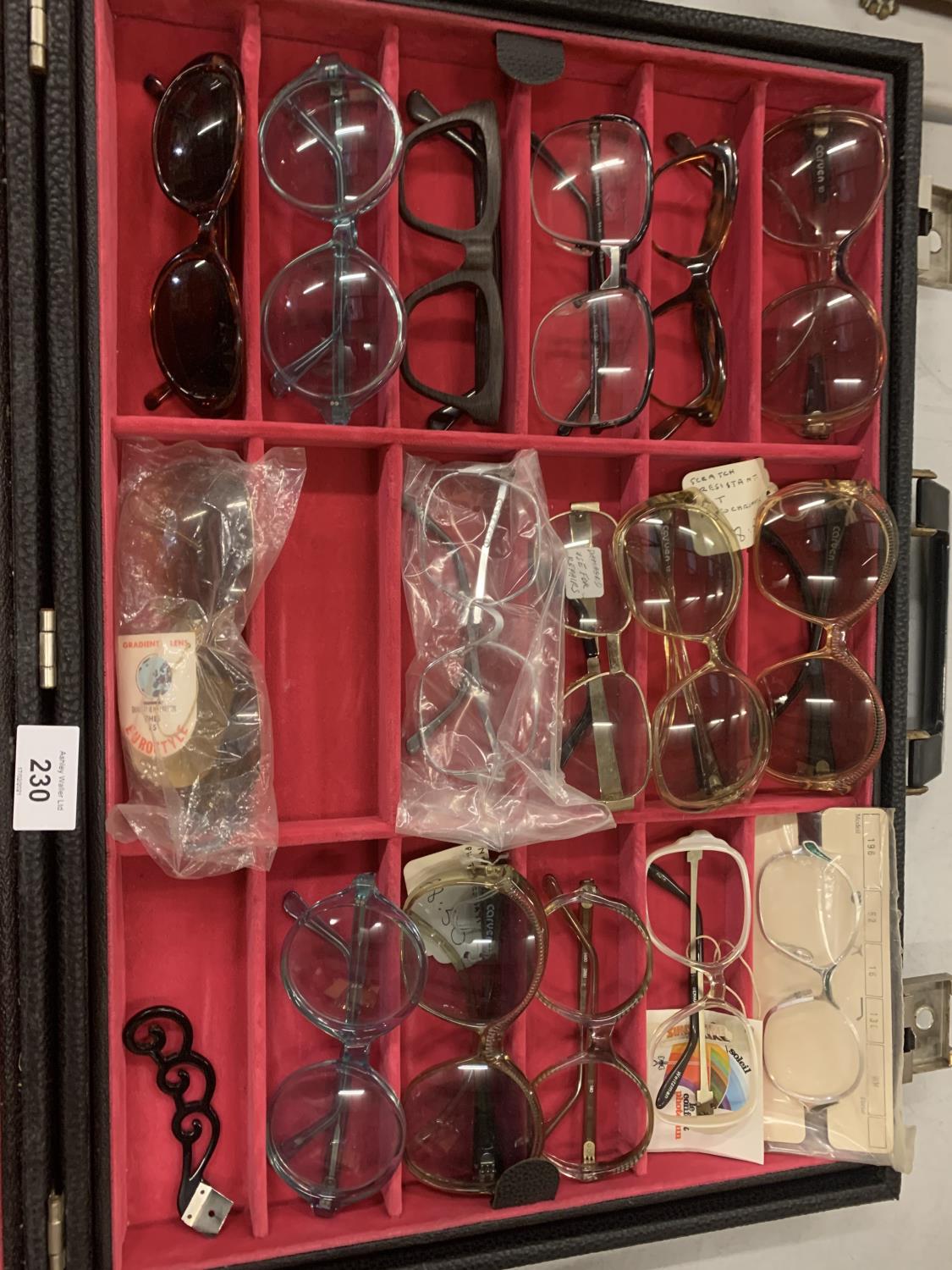A SALESMAN'S OPTICIANS BRIEFCASE CONTAINING SPECTACLES - Image 3 of 3