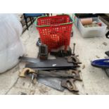 AN ASSORTMENT OF VINTAGE ITEMS TO INCLUDE SAWS, A BENCH VICE AND A STICK SEAT ETC