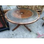 A REPRODUCTION CIRCULAR MAHOGANY COFFEE TABLE ON QUATREFOIL BASE WITH INSET LEATHER TOP 35.5"