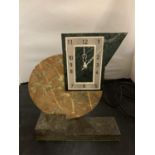 AN ELECTRIC ART DECO STYLE SHELF CLOCK (H: 28CM)