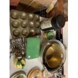 A COLLECTION OF VINTAGE KITCHEN EQIUPMENT TO INCLUDE TWO PRESERVING PANS, A HAND MINCER ETC