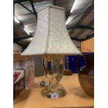 A GLASS BASED TABLE LAMP WITH SHADE (48 CMS HIGH)