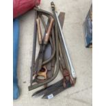 AN ASSORTMENT OF VINTAGE GARDEN TOOLS TO INCLUDE SHEARS, BOW SAWS AND HOES ETC