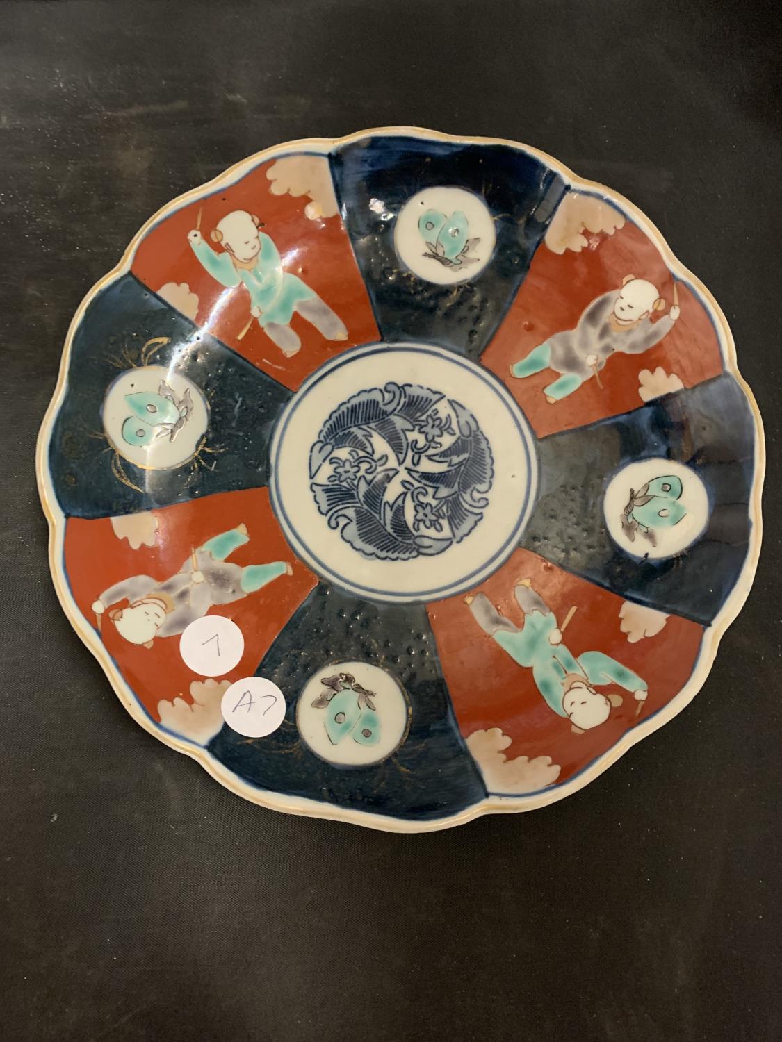 AN ANTIQUE JAPANESE HAND PAINTED IMARI MEIJI PERIOD FUKI CHOSUN ARITA PLATE (21CM)