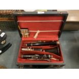A BOXED BOOSEY AND HAWKES CLARINET TO INCLUDE SEVERAL SPARE REEDS