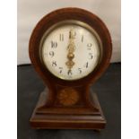 A VINTAGE MAHOGANY MANTEL CLOCK WITH INLAY DETAIL TO INCLUDE A KEY (H: 23CM)