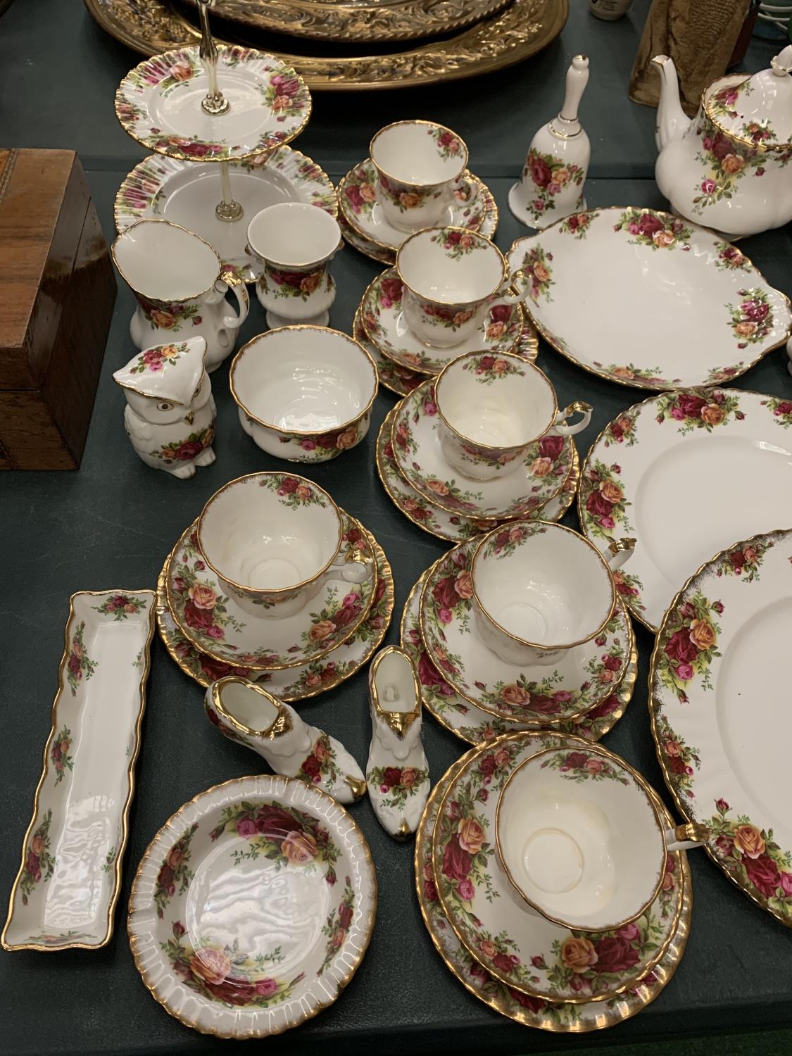 A 35 PIECE SET OF ROYAL ALBERT 'OLD COUNTRY ROSES' TO INCLUDE SIX TRIOS - Image 4 of 5