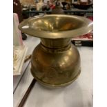 A BRASS CHEWING TOBACCO SPITOON (26.5 CMS HIGH)