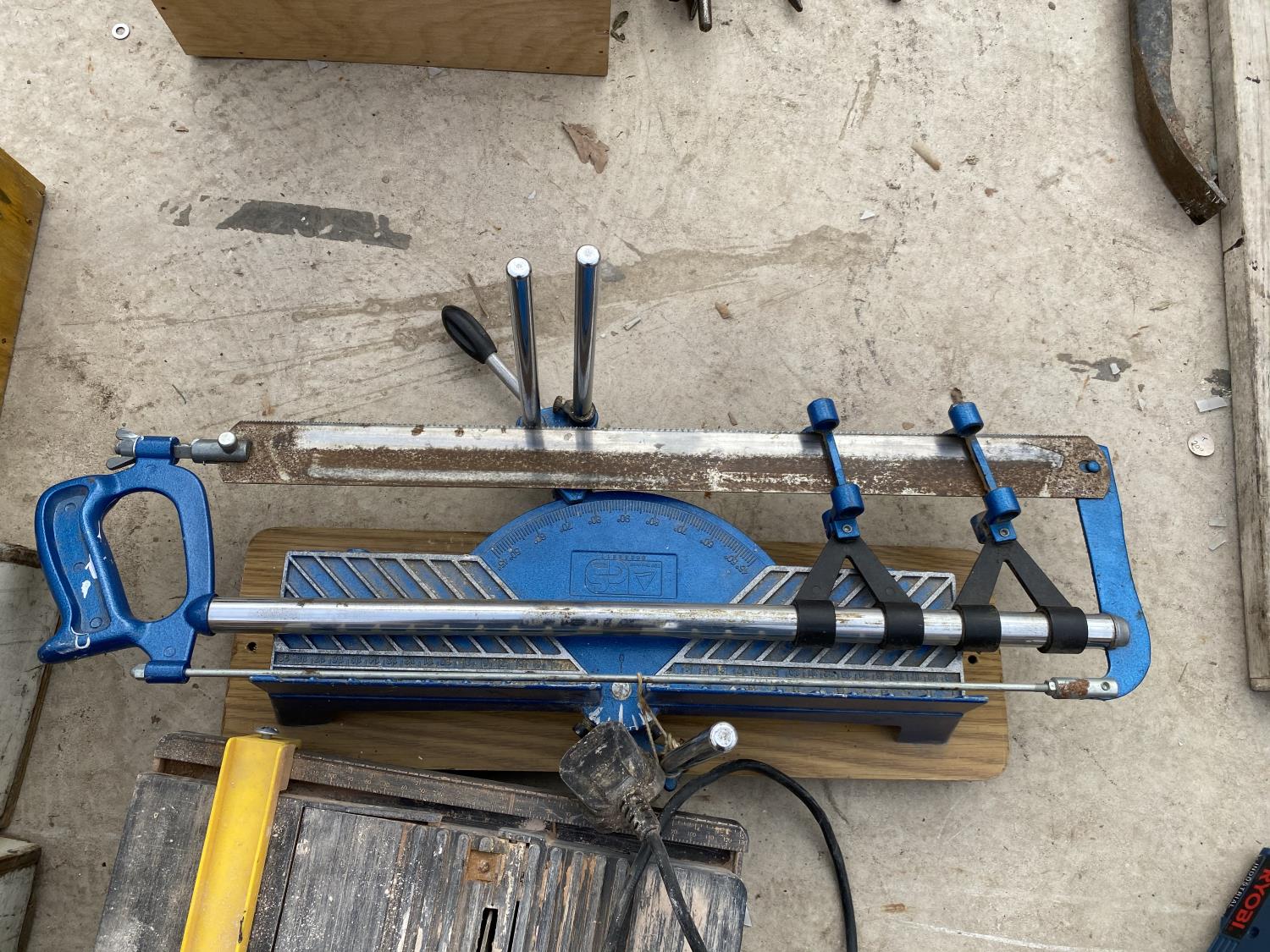 A MITRE SAW AND AN ELECTRIC TILE CUTTER - Image 3 of 3