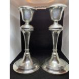 A PAIR OF SILVER CANDLESTICKS HALLMARKED BIRMINGHAM 1912