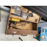 A VINTAGE WOODEN JOINERS CHEST TO INCLUDE HAND TOOLS SUCH AS SAWS, HAMMERS ETC