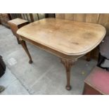 AN EARLY 20TH CENTURY WALNUT EXTENDING DINING TABLE ON CABRIOLE LEGS, 55x36", EXTRA LEAF 18"