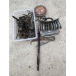 AN ASSORTMENT OF VINTAGE ITEMS TO INCLUDE A BED PAN, DAGGING SHEARS HORSE SHOES ETC