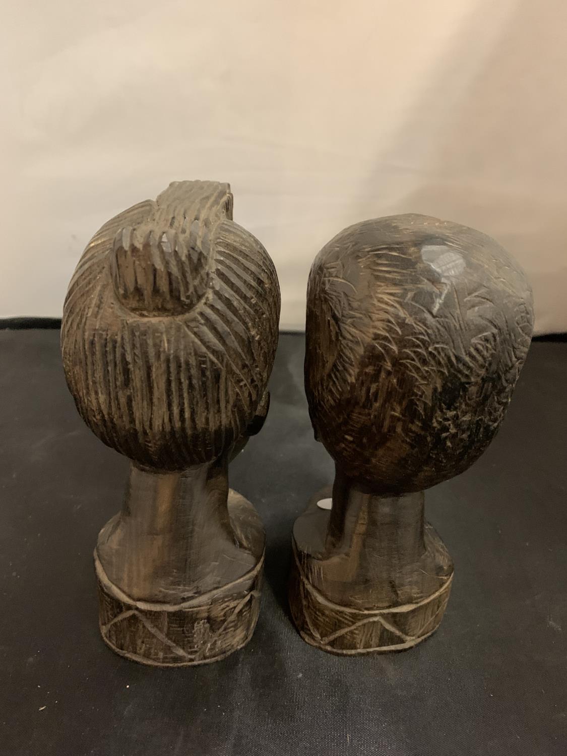 A PAIR OF WOODEN DECORATIVE CARVED TRIBAL HEAD BUSTS (H:18.5CM) - Image 3 of 3