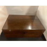 A LARGE MAHOGANY HINGED LIDDED BOX WITH LIFT OUT TRAY (44X29X17CM)