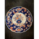 A JAPANESE MEIJI PERIOD 19TH CENTURY PLATE DEPICTING A VASE OF FLOWERS