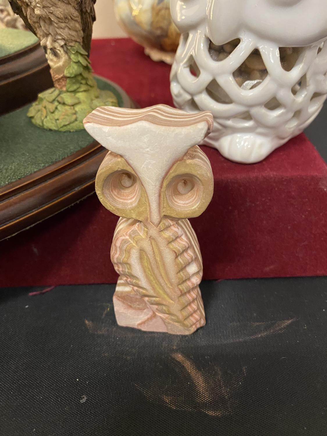 VARIOUS OWL COLLECTION ITEMS TO INLCUDE A LIGHT, A VASE, PLANT POT, FIVE OWLS ON A WOODEN PLINTH AND - Image 2 of 8