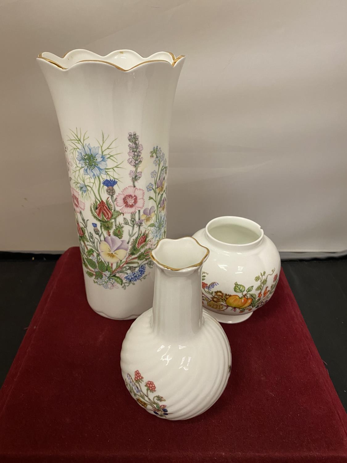 THREE AYNSLEY ITEMS TO INCLUDE A TALL WILD TUDOR VASE AND TWO SOMERSET ONE A/F CHIP TO RIM