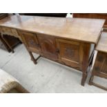 A JACOBEAN STYLE OAK SIDEBOARD ON BARLEYTWIST FRONT LEGS, 42" WIDE