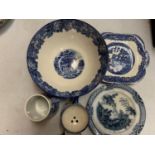 A SELECTION OF BLUE AND WHITE WARE TO INCLUDE A SPODE TANKARD AND A PLATE DATED 'XMAS 1927'