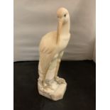 A CARVED ALABASTER STORK (H: 30CM)