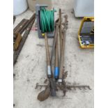 AN ASSORTMENT OF VINTAGE GARDEN TOOLS TO INCLUDE A RAKE, A HOE AND A HOSE PIPE ETC