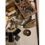 AN ECLECTIC ASSORTMENT OF VARIOUS ITEMS TO INCLUDE VINTAGE POSTCARDS, BRASSWARE, A RETRO TABLE