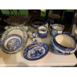 A QUANTITY OF BLUE AND WHITE CHINA WARE TO INCLUDE A WEDGWOOD THREE HANDLED TYG