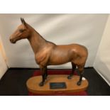 A BESWICK FIGURINE OF ARKLE ON WOODEN PLINTH