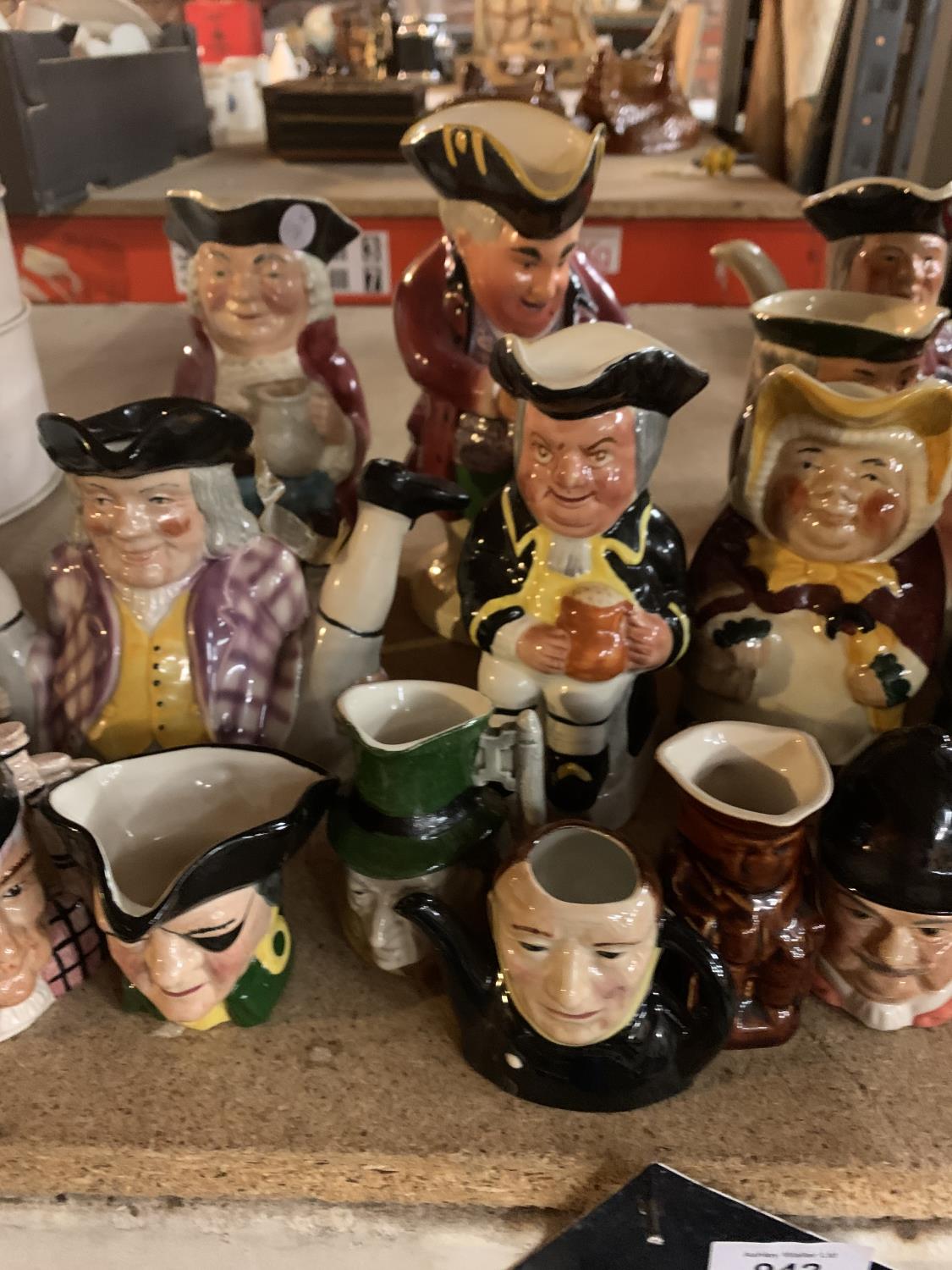 A LARGE COLLECTION OF VARIOUS TOBY JUGS - Image 4 of 5