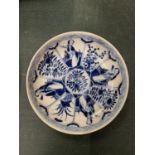 AN ANTIQUE 19TH CENTURY CHINESE BLUE AND WHITE KANGXI STYLE PORCELAIN FIGURES DISH