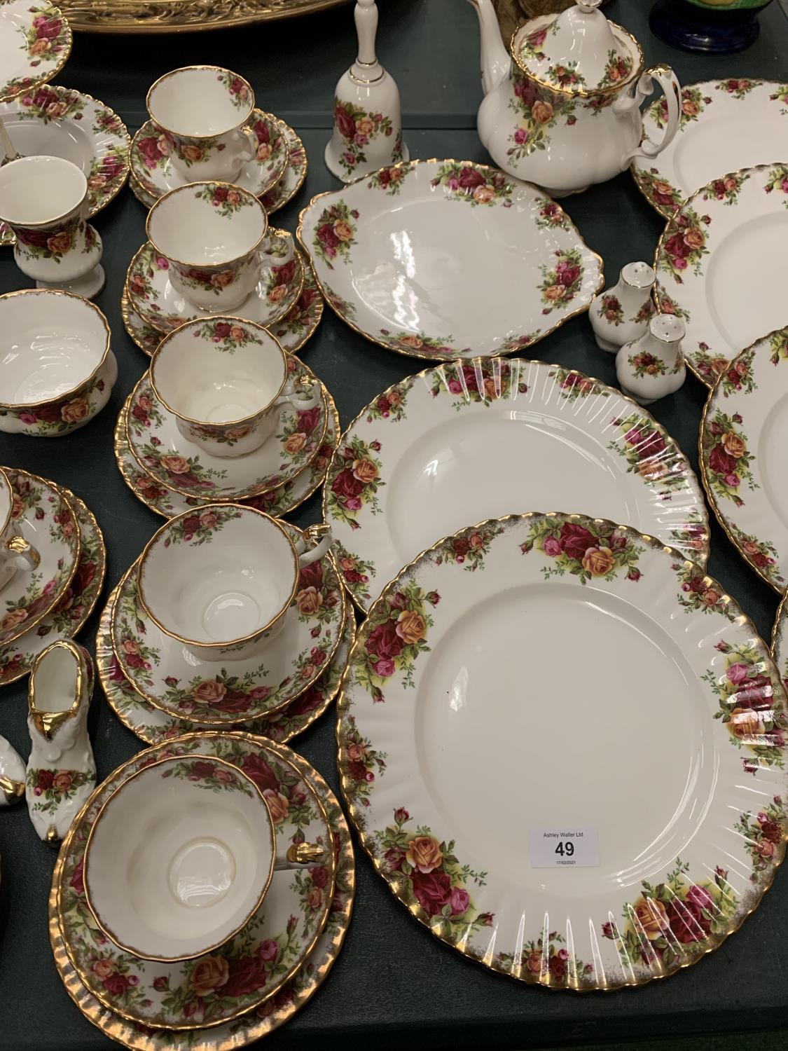 A 35 PIECE SET OF ROYAL ALBERT 'OLD COUNTRY ROSES' TO INCLUDE SIX TRIOS - Image 3 of 5