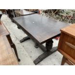 AN EARLY 20TH CENTURY OAK DRAW-LEAF DINING TABLE ON PINEAPPLE COLUMNS, 52x31" (CLOSED)