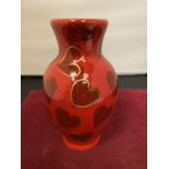 AN ANITA HARRIS HAND PAINTED AND SIGNED HEART VASE