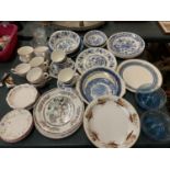 A COLLECTION OF VARIOUS BLUE AND WHITE CERAMICS TO INCLUDE PLATES, CUPS, SAUCER, BOWLS AND GLASSES