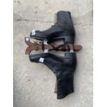 A PAIR OF VINTAGE ICE SKATES TO INCLUDE BLADE COVERS